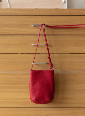 2025年新款复古高级感红色斜跨水桶包百搭通勤简约时尚单肩手机包