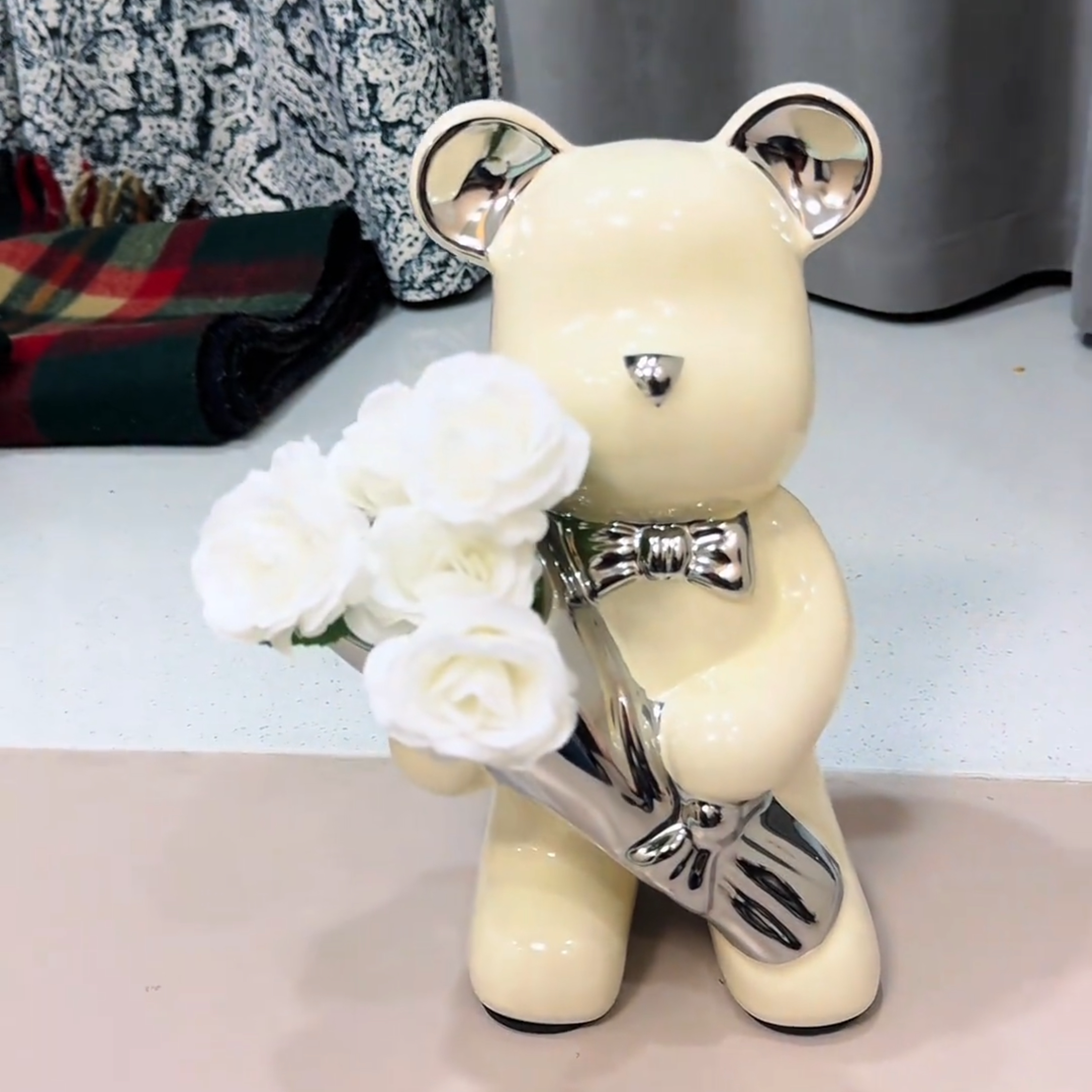 2026新款捧花熊摆件可爱风轻奢高档陶瓷玄关客厅酒柜电视柜装饰
