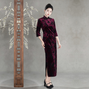 紫红色旗袍气质年轻款中老年女妈妈弹力丝绒改良连衣裙秋冬装高级