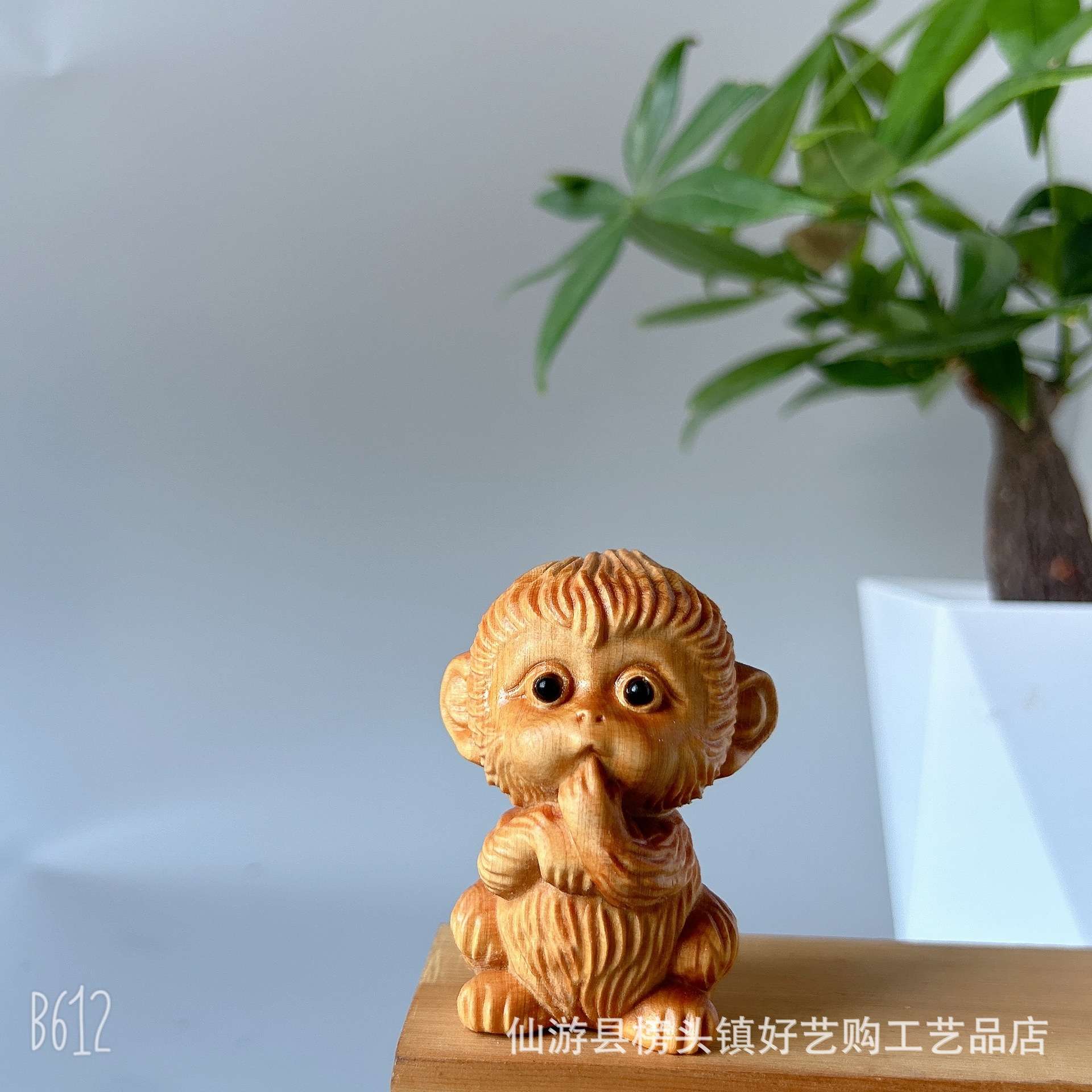 崖柏十二生肖手把件可爱吃手小猴送礼车钥匙扣文玩展示摆件