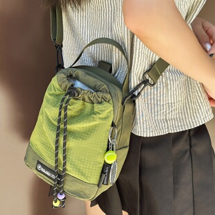 户外小背包女便携式 外出双肩包男多功能斜挎单肩包徒步登山水壶包