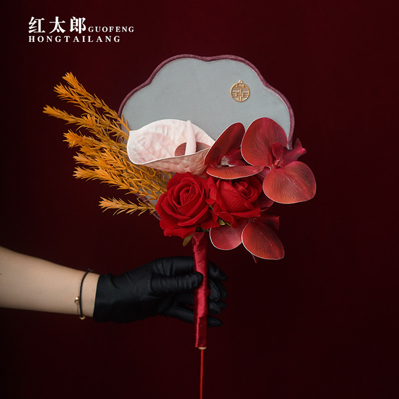 中式订婚宴手捧花复古红婚礼团扇拍照结婚中国风喜旗袍扇子写真