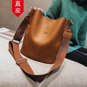 香港代购真皮2023新款时尚百搭大容量水桶包韩版宽带单肩斜挎包女
