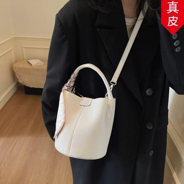 女单质感流行斜挎包单肩肩水桶高级包真皮包包感包春复古2026今年