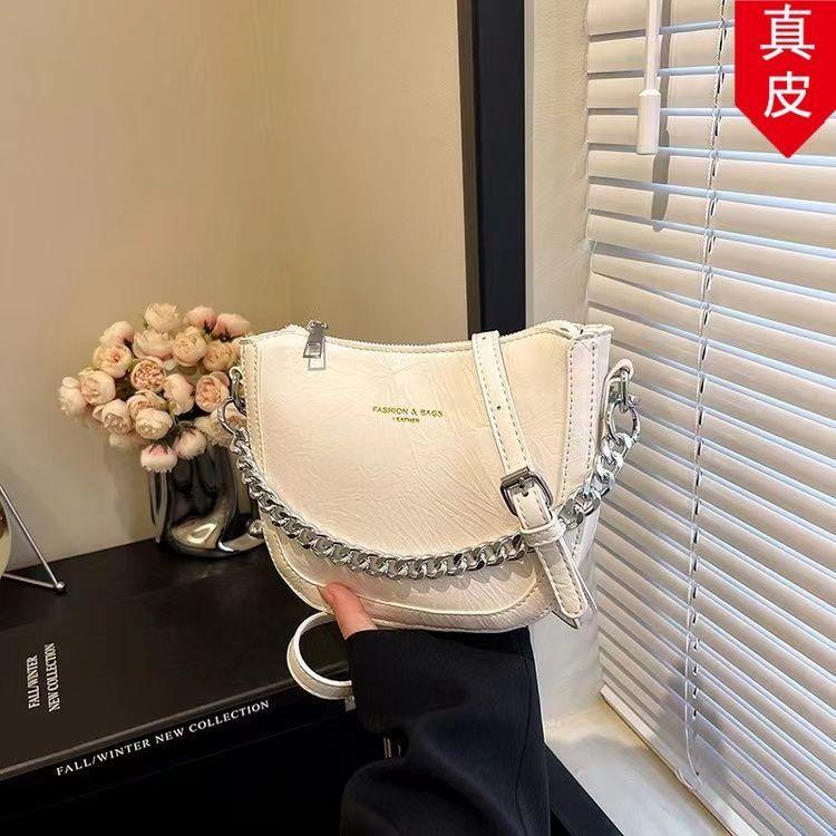 休闲欧美马鞍单肩女士百搭轻便斜挎包时尚新款真皮包小包包高颜值