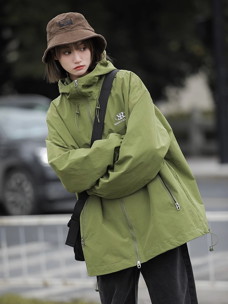 潮牌绿色外套女户外冲锋衣2025春秋新款chic覆古港风设计感棒球服