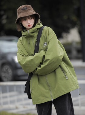 潮牌绿色外套女户外冲锋衣2025春秋新款chic覆古港风设计感棒球服