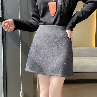 菲媛轻奢风灰色半身裙短款毛呢刺绣A字包臀短裙2025秋冬呢子半裙
