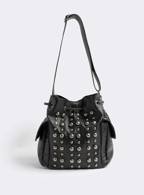 Minga暗黑哥特 黑色仿皮铆钉可拆卸钥匙扣 抽绳封口单肩水桶包