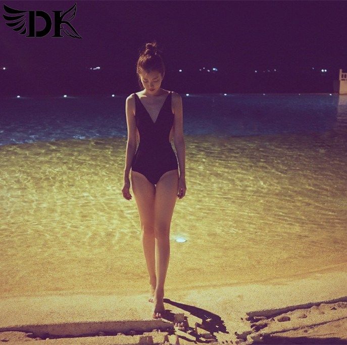 DK2025新款游泳衣黑色网红同款深V美背连体性感比基尼温泉泳衣女