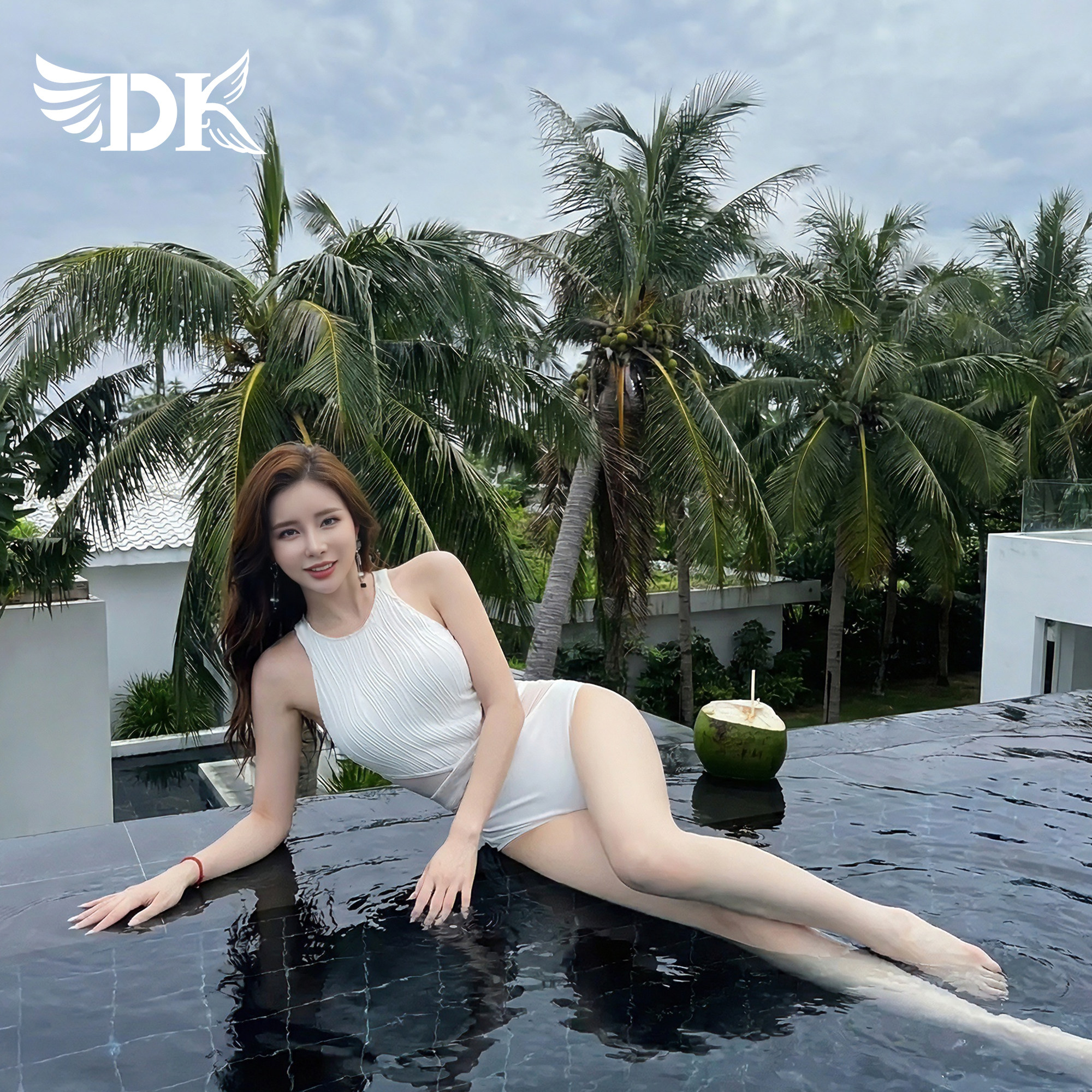 DK2025新款泳衣女性感连体小胸保守白色遮肚显瘦修身温泉游泳衣爆