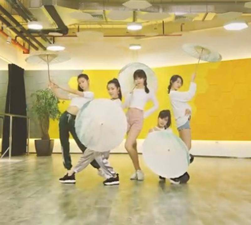 七朵组合中跳舞青蛇落花情舞蹈伞国风伞拍照江南伞油纸伞