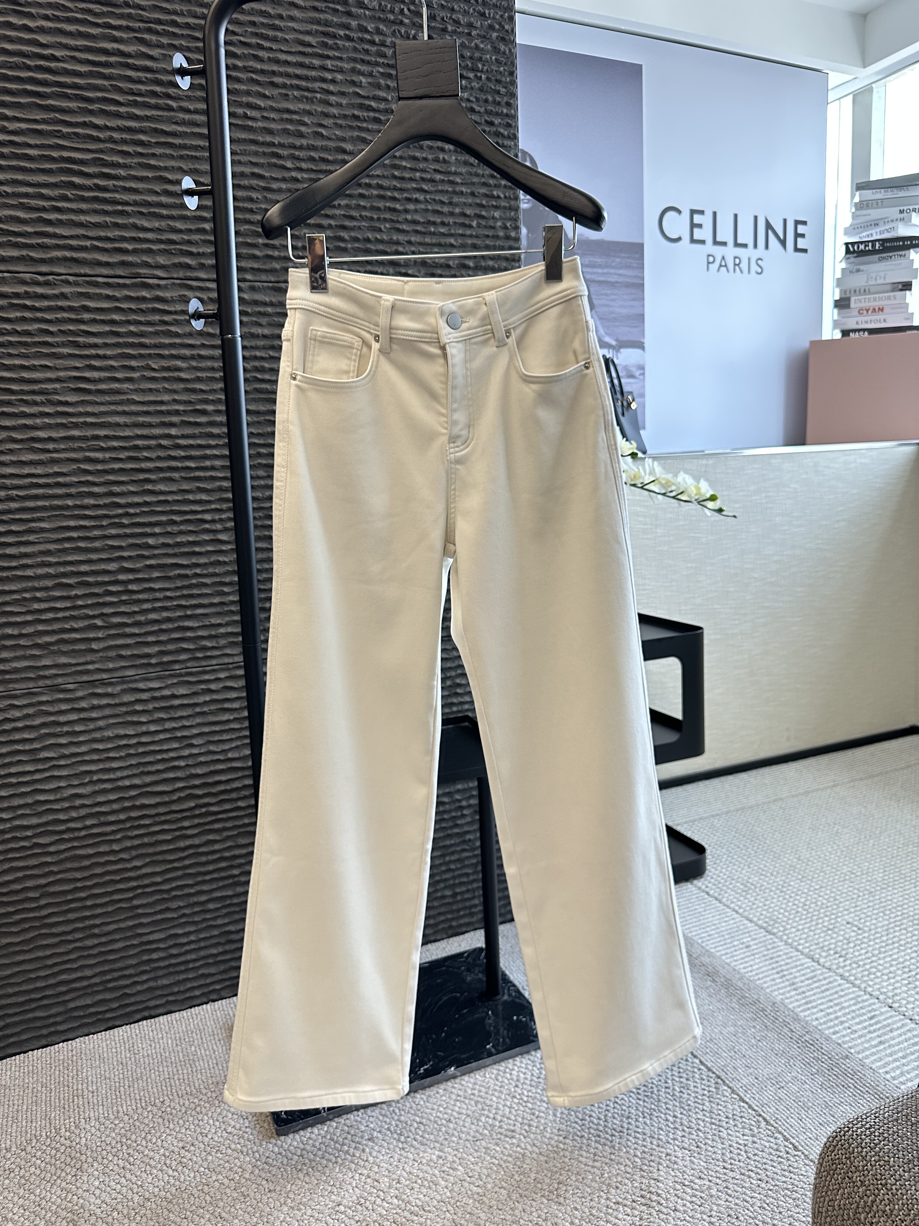 加绒米白色直筒阔腿牛仔裤