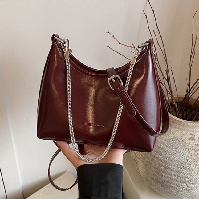 日本品质时尚休闲手提饺子包包女2025冬季新款潮油蜡皮复古链条单