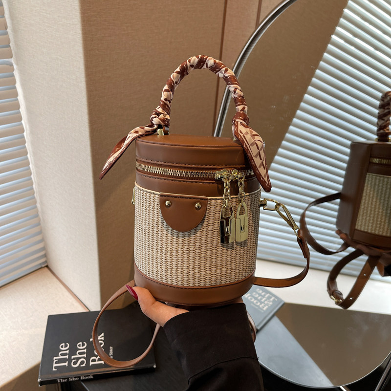 高级感手提水桶包包女2025新款时尚百搭单肩斜挎包简约通勤小方包,箱包皮具/热销女包/男包,水桶包,淘宝优惠券,粉丝福利购,淘宝优惠卷