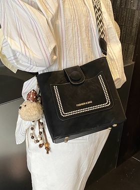 今年流行小包包女夏季百搭2026新款宽带单肩斜挎包爆款质感水桶包