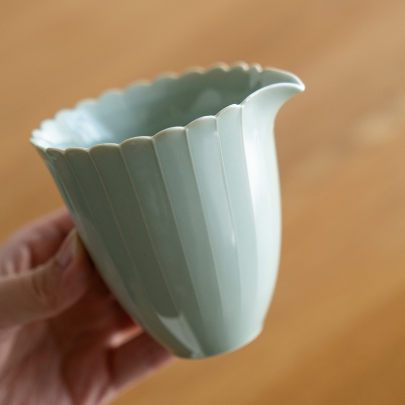 宋青釉线条公道杯陶瓷功夫茶具手工浮雕茶海复古分茶器不烫手匀杯