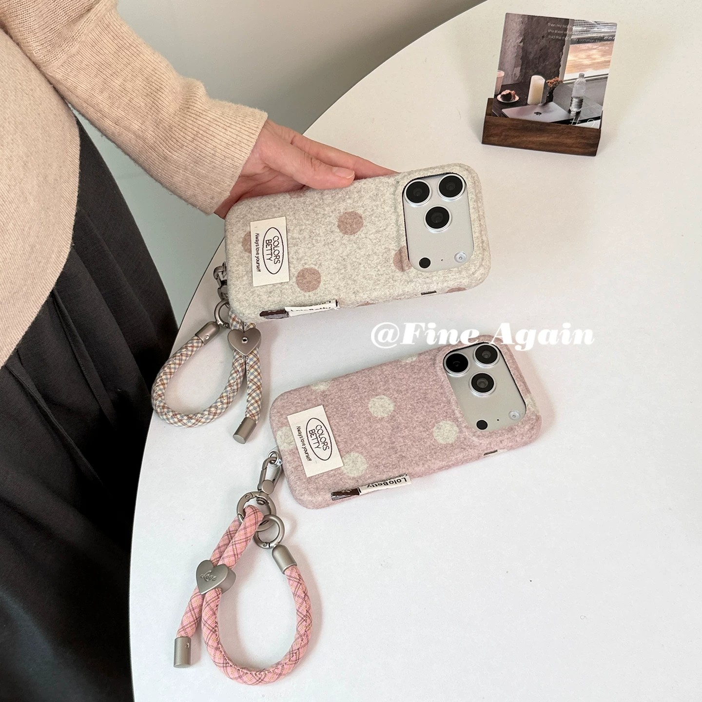 秋冬新款秋冬可爱氛围感毛毡简约ins波点复古风布艺适用苹果iPhone18promax手机壳16pro格纹挂绳17pro