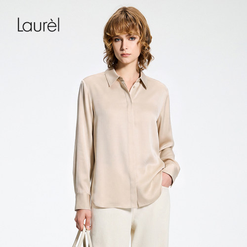 Laurel劳芮26早秋款浅米杏高智感缎面翻领衬衫LWD365C01900