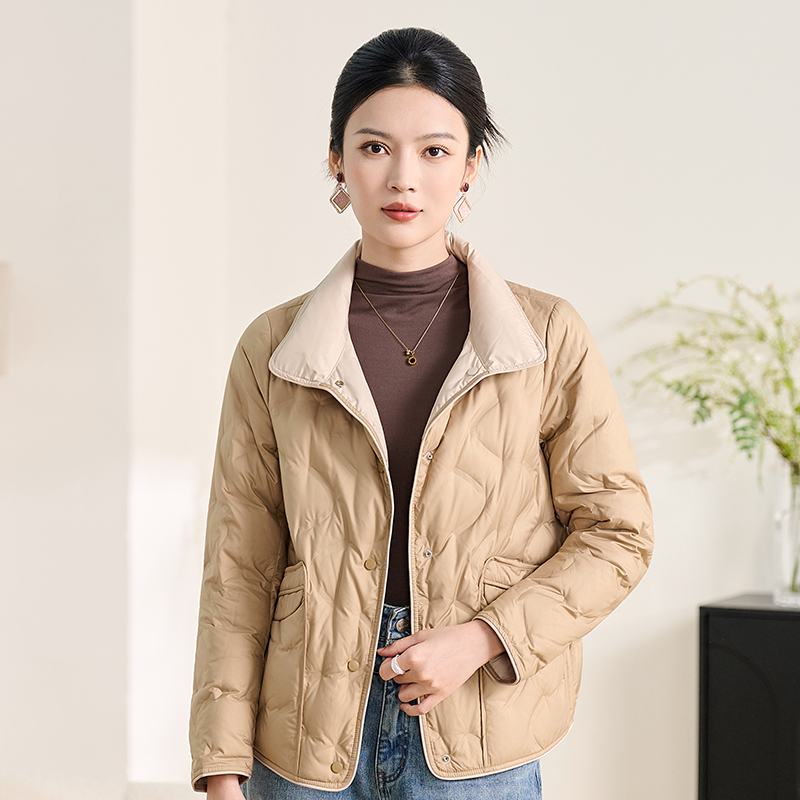 香沐兰新实用主义翻领拼接羽绒服女短款鹅绒内胆保暖外套卡其色