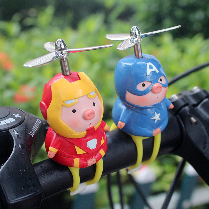 英雄小猪自行车载竹蜻蜓摆件可爱电瓶车电动摩托装饰礼品送男朋友
