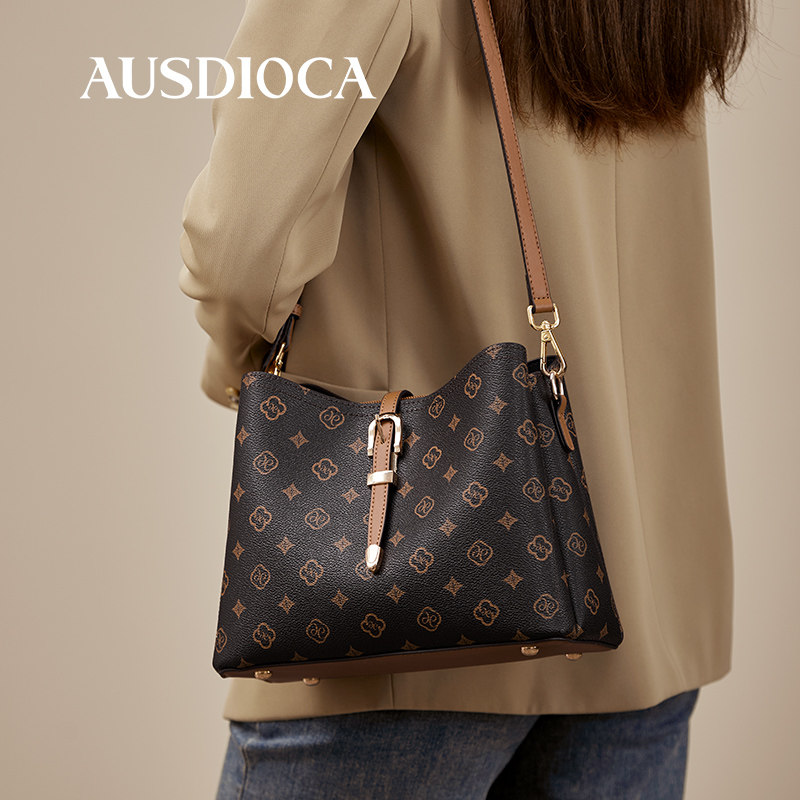 水桶包女2025新款时尚高级感通勤老花包中年妈妈包女士单肩斜挎包,箱包皮具/热销女包/男包,水桶包,淘宝优惠券,粉丝福利购,淘宝优惠卷