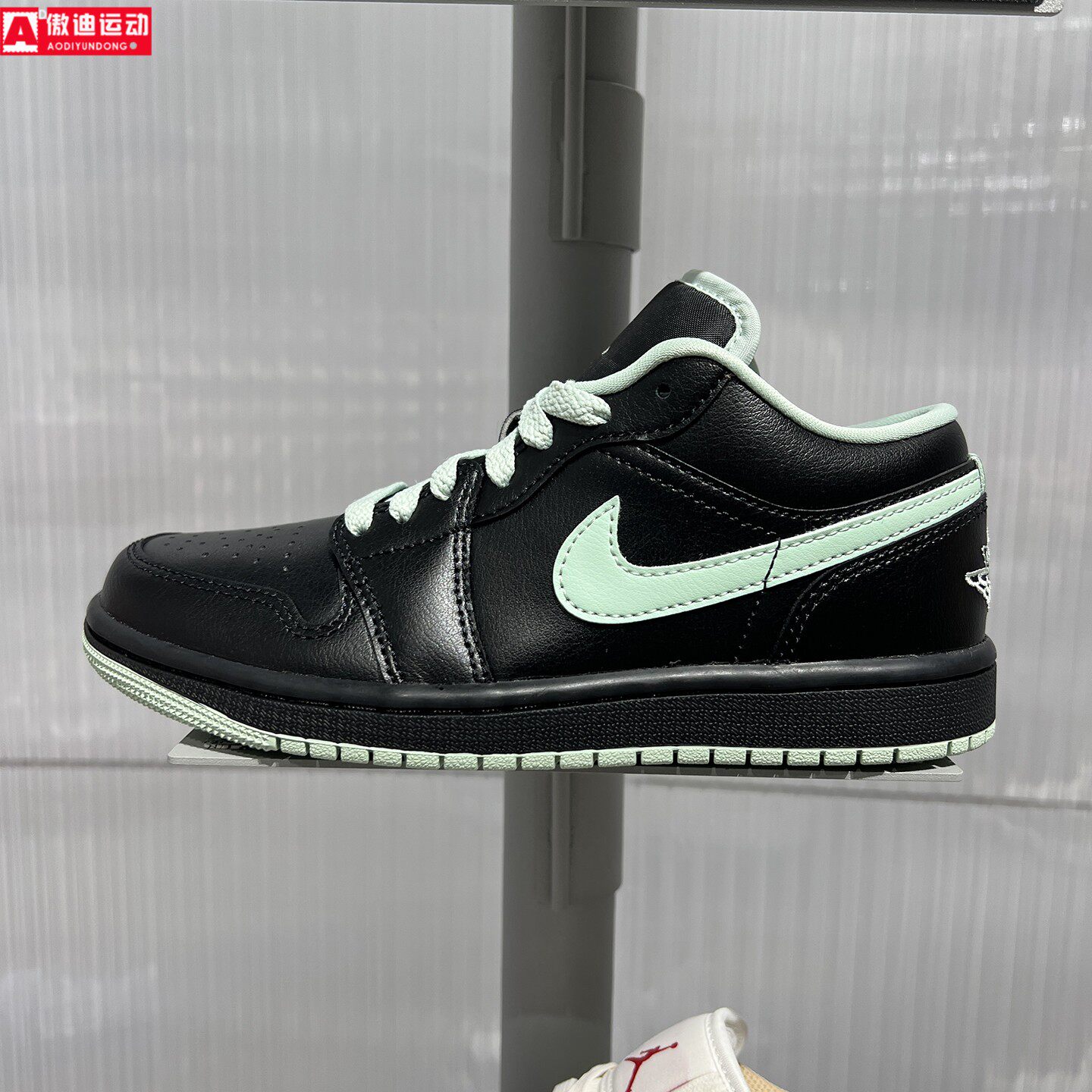 耐克女鞋2026冬季AIR JORDAN 1 LOW刺绣板鞋运动休闲鞋DC0774-008