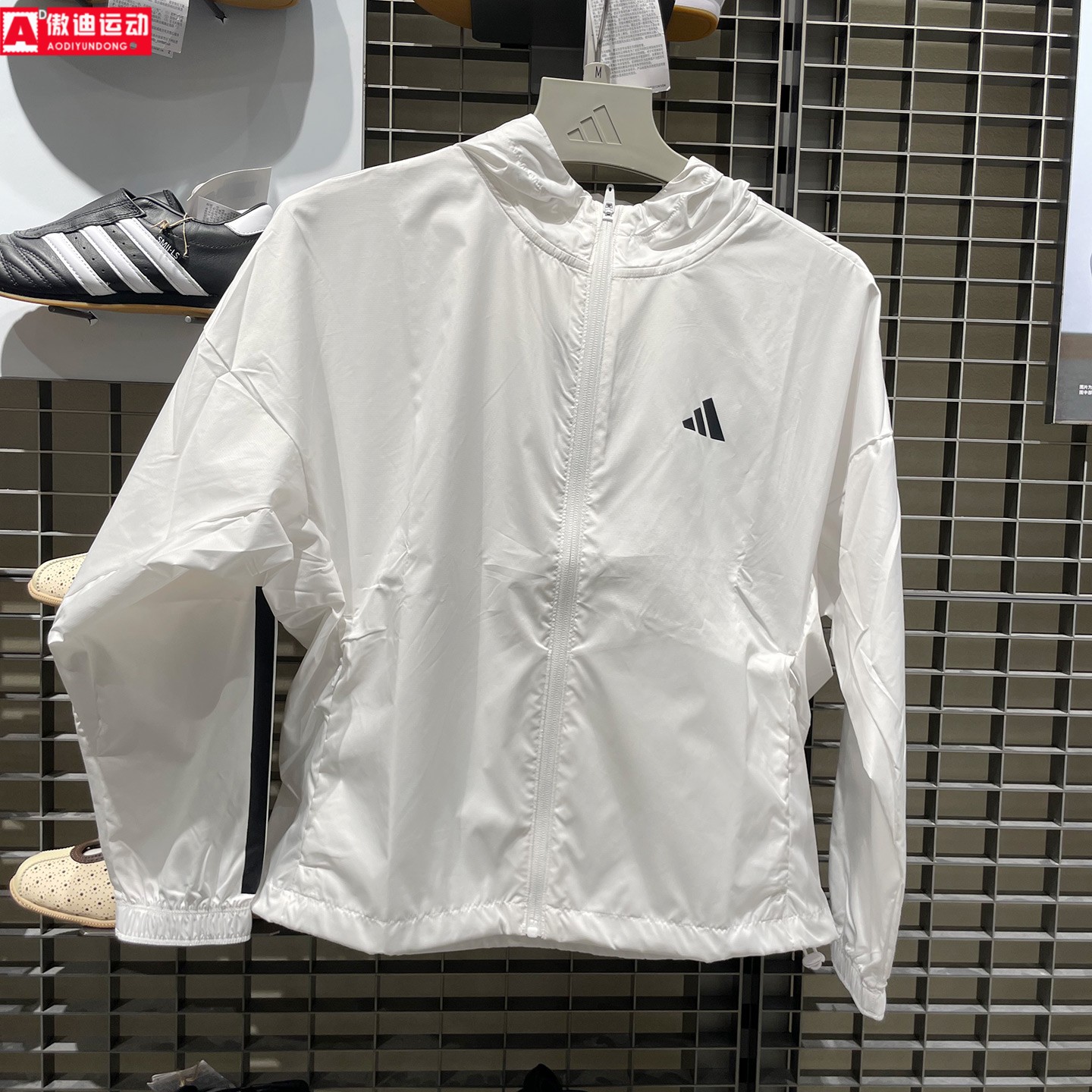 阿迪达斯三叶草女装2026秋款拒水梭织宽松休闲连帽夹克外套KC7655