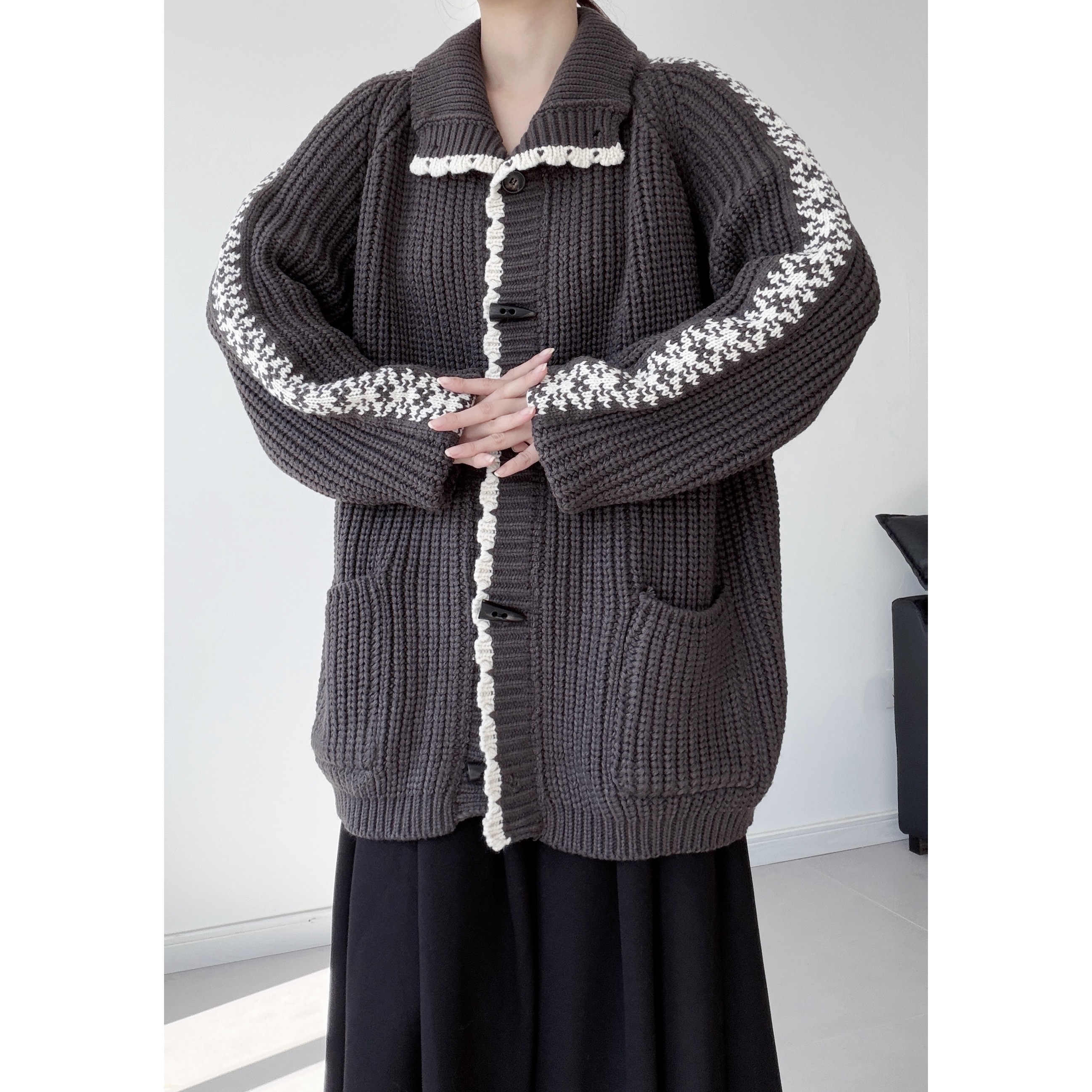 浮木兮/复古提花高领粗线毛衣牛角扣撞色边针织衫慵懒松弛感外套