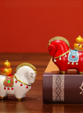 马年吉祥物公仔装饰马上有钱摆件2026本命年礼物新年文创伴手礼品