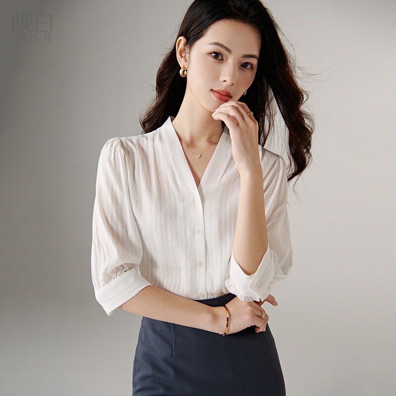 晚白V领麻感通勤衬衫女
