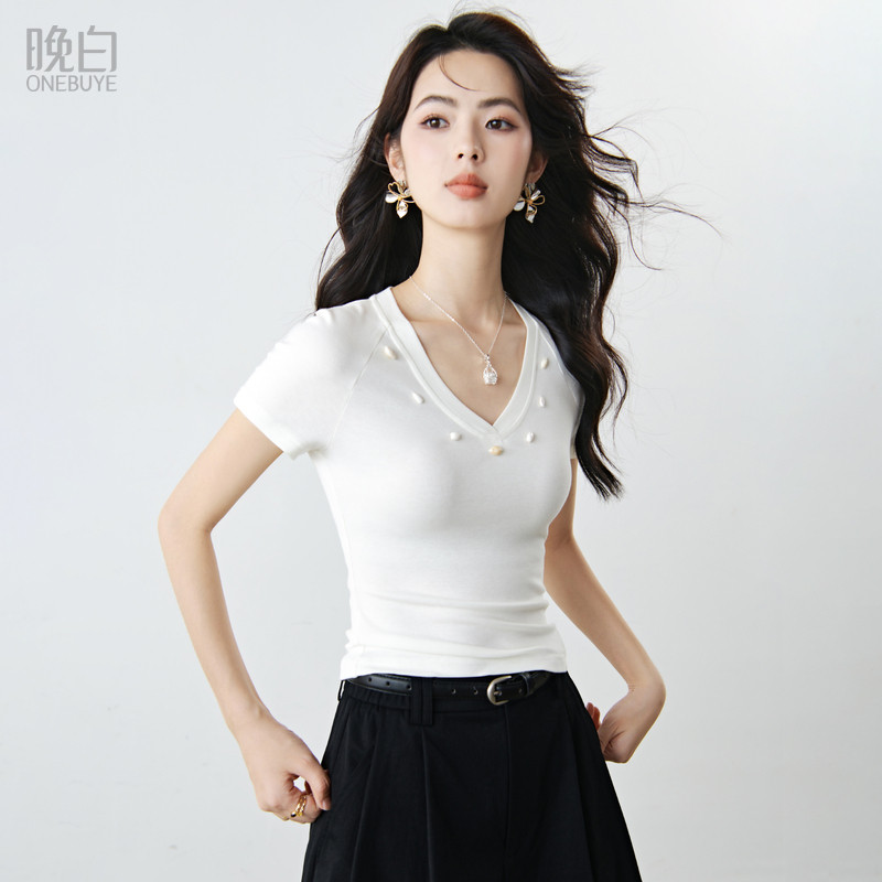 晚白莱赛尔V领贝壳装饰白色T恤女