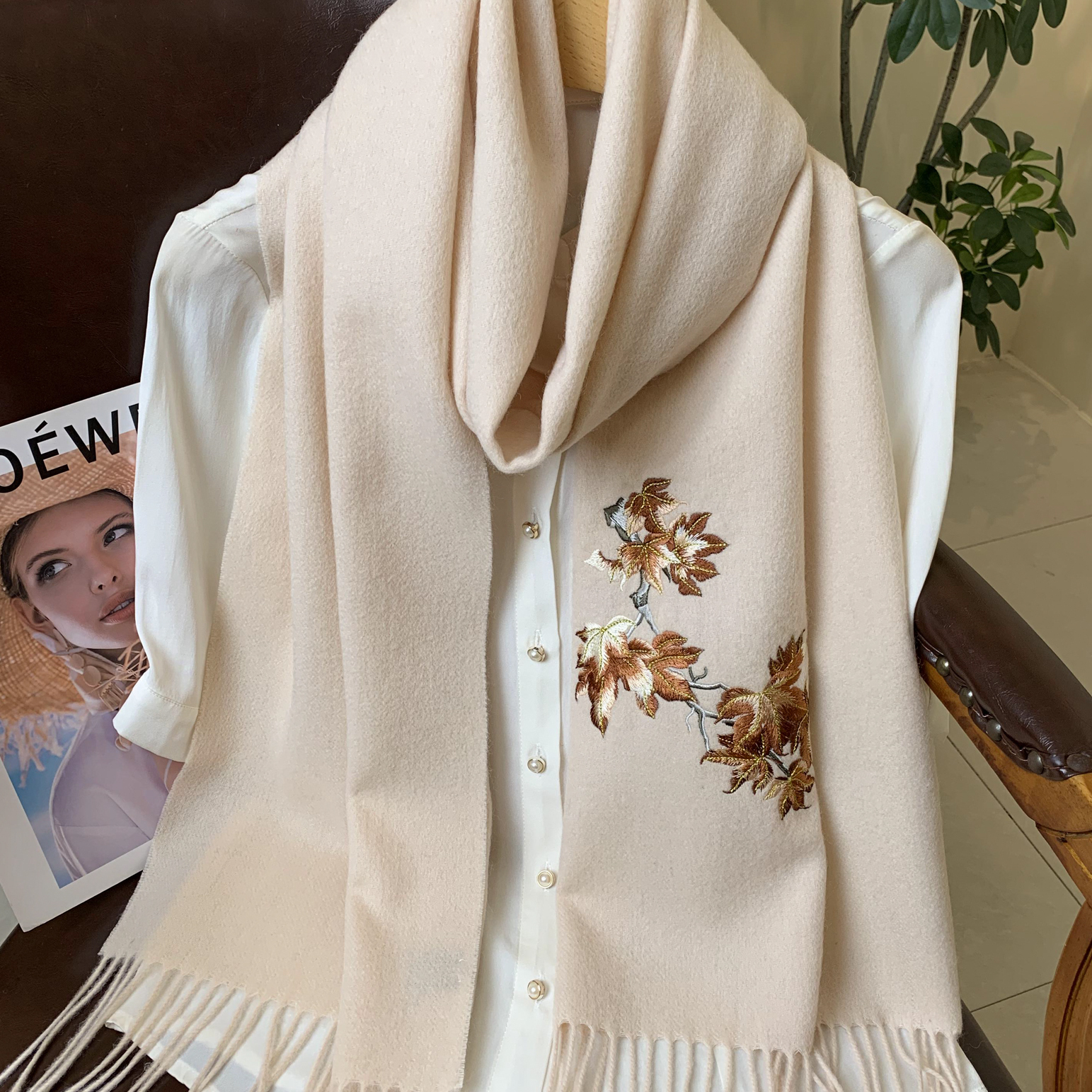 复古枫叶刺绣羊毛围巾礼盒装