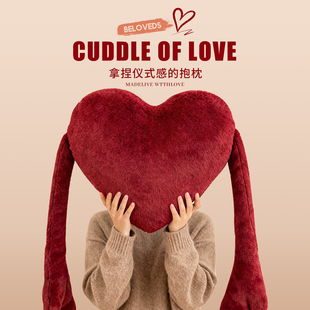 结婚喜庆红色简约毛绒抱枕2025新款客厅沙发床头靠垫枕头装饰礼物