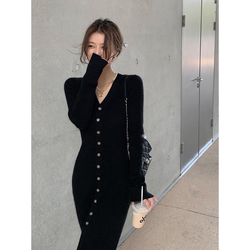 MUAMY秋冬新款赫本轻奢高端气质包臀小众单排扣V领显瘦针织连衣裙