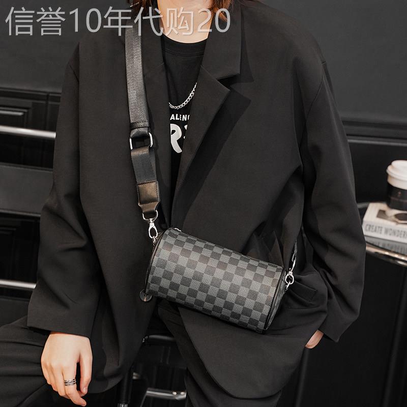潮牌新款斜挎包男真皮单肩包青年格子圆筒包休闲斜跨包男士小挎包