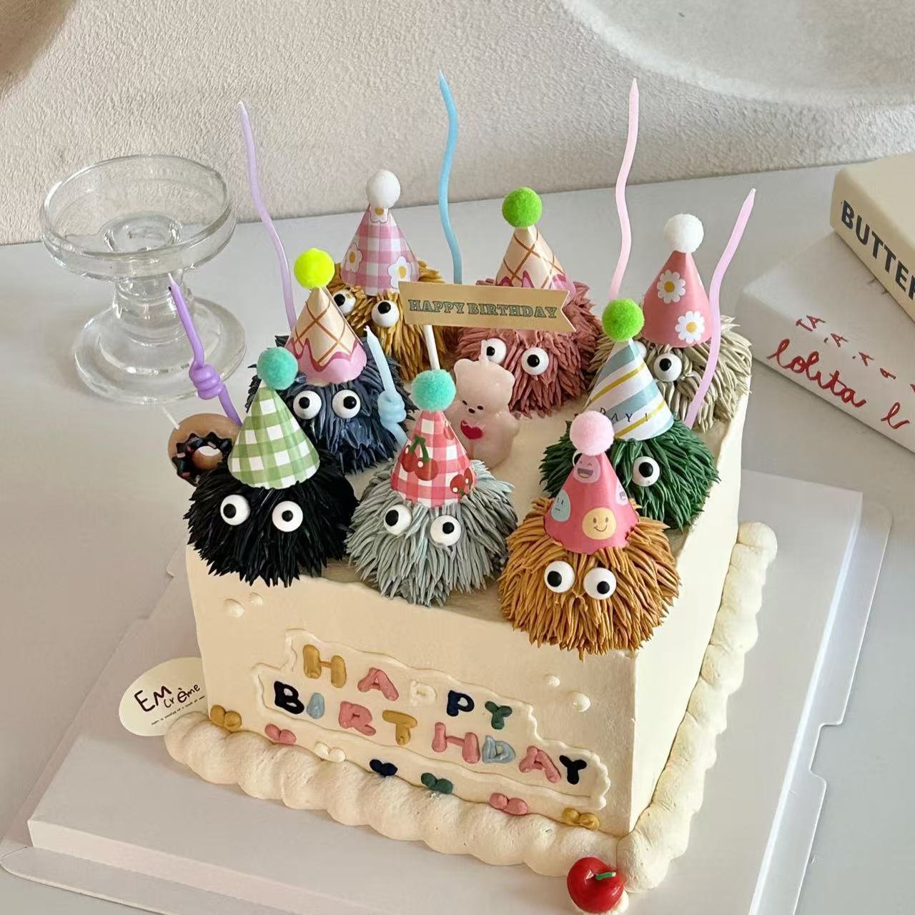 卡通可爱怪兽眼珠糖蛋糕装饰彩色毛球帽点赞蜡烛小毛怪烘焙插件