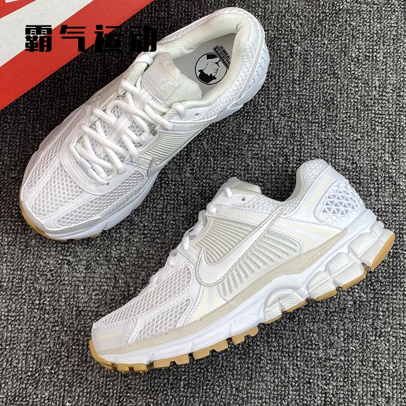 Nike/耐克 Air Zoom Vomero 5 女子复古休闲运动跑步鞋FJ2028-104