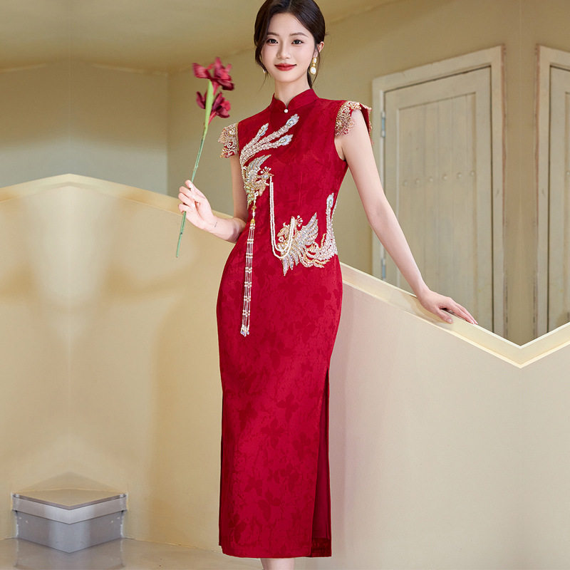 2026新款新中式刺绣旗袍红色女士花缎秋冬季提时尚改良显瘦连衣裙