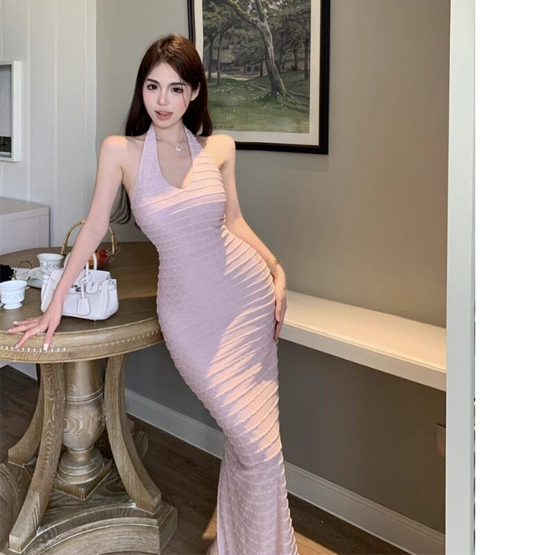 网红衣服粉色v领无袖挂脖连衣裙纯欲性感露背包臀裙修身收腰长裙