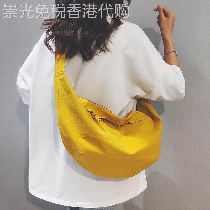 新加坡大容量帆布包女2026新款休闲通勤斜挎包运动健身旅行水饺包