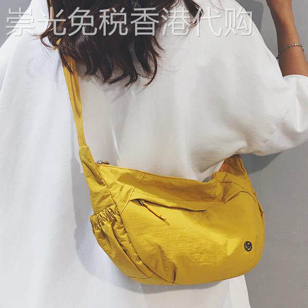 新加坡简约轻便帆布包女2026新款潮通勤休闲斜揹包运动旅游水饺包