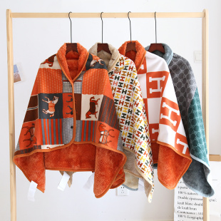 冬季办公室午睡毯珊瑚绒披肩小毛毯加厚法兰绒学生小毯子单人斗篷