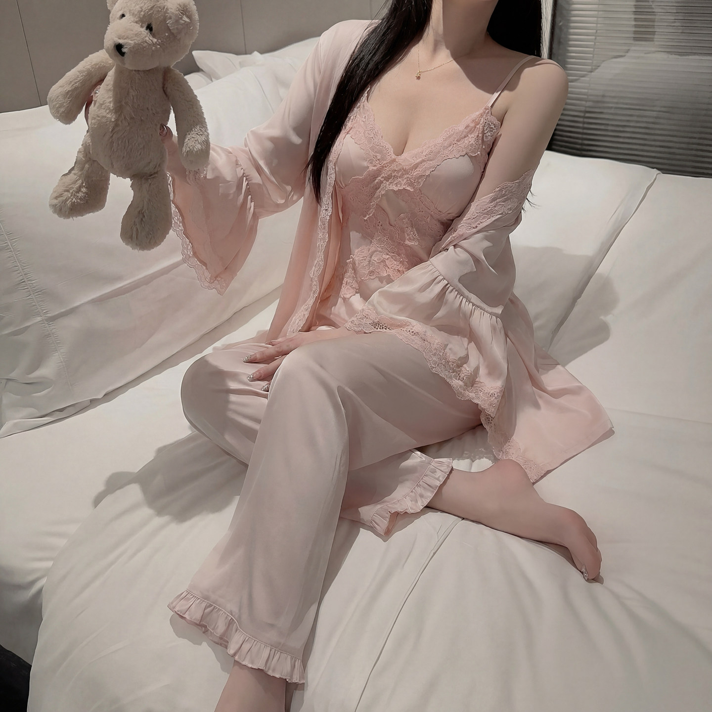纯欲粉色冰丝三件套性感蕾丝吊带