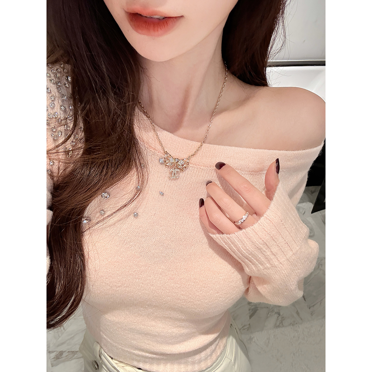 JustQin【娇柔月光】 2025秋冬新款性感收腰一字肩镶钻毛衣女针织