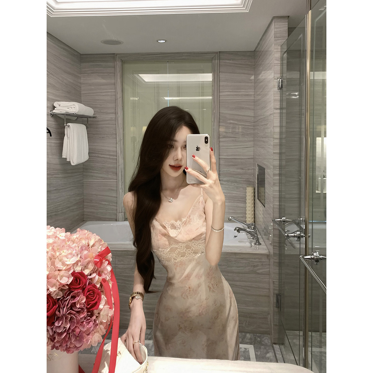 JustQin【挚爱花神】2026新款夏装性感蕾丝拼接短裙吊带连衣裙女 - 实物图