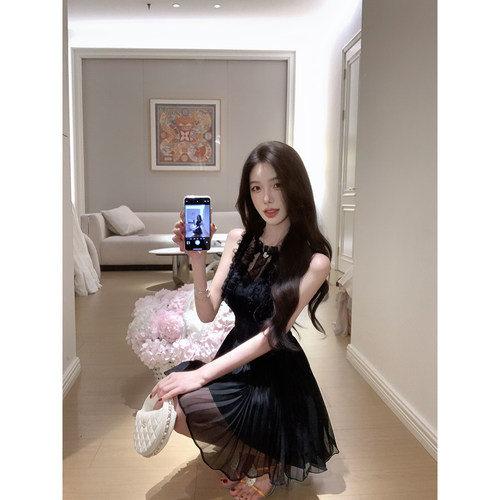 JustQin 黑色网纱连衣裙女夏季气质镂空收腰压褶短款无袖小黑裙子