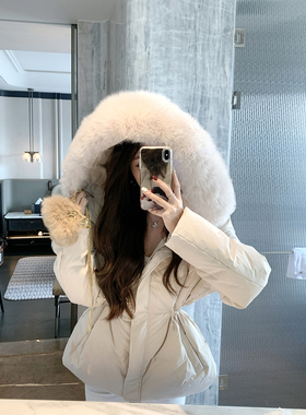 JustQin【莫斯科的冬】2025冬新款狐狸大毛领白鸭绒收腰羽绒服女