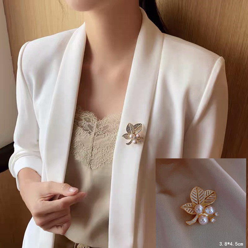 新款银杏叶胸针合金珍珠叶子胸花花朵领饰高级感别针毛衣西装配饰