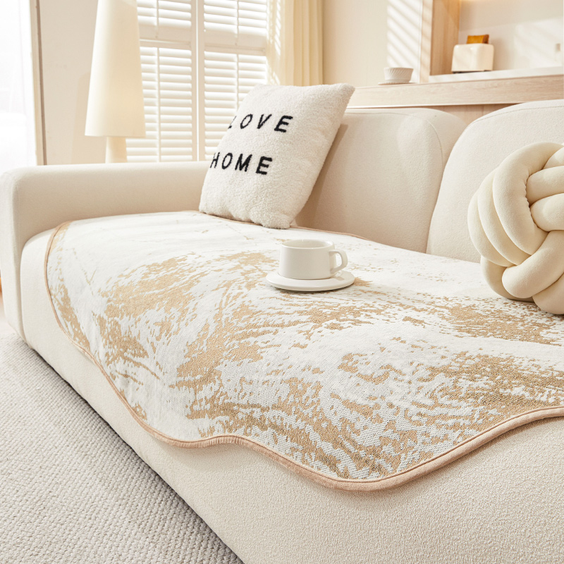 把色彩融入沙发，让整个空间明亮起来